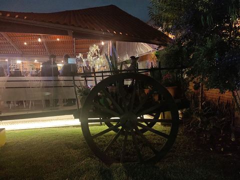 Carreta de madera decorativa en el jardín iluminado de noche
