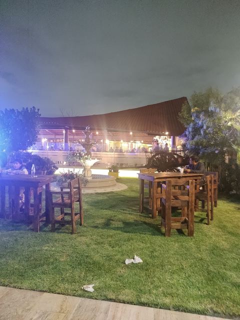 Mesas de madera montadas en el jardín al atardecer